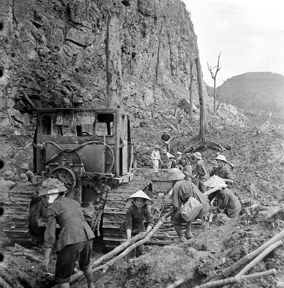 Tuyến đường 20 Quyết Thắng trên địa bàn tỉnh Quảng Bình được thi công trong thời điểm chiến tranh ác liệt, bị địch đánh phá liên tục. Bất chấp bom đạn ác liệt, lực lượng công binh và thanh niên xung phong đã bám trụ mặt đường, lao động cật lực suốt ngày đêm để đảm bảo thông xe. Đường 20 có đến 8 trọng điểm, được gọi là những "tọa độ lửa". (Ảnh: Hữu Ngôi/TTXVN)