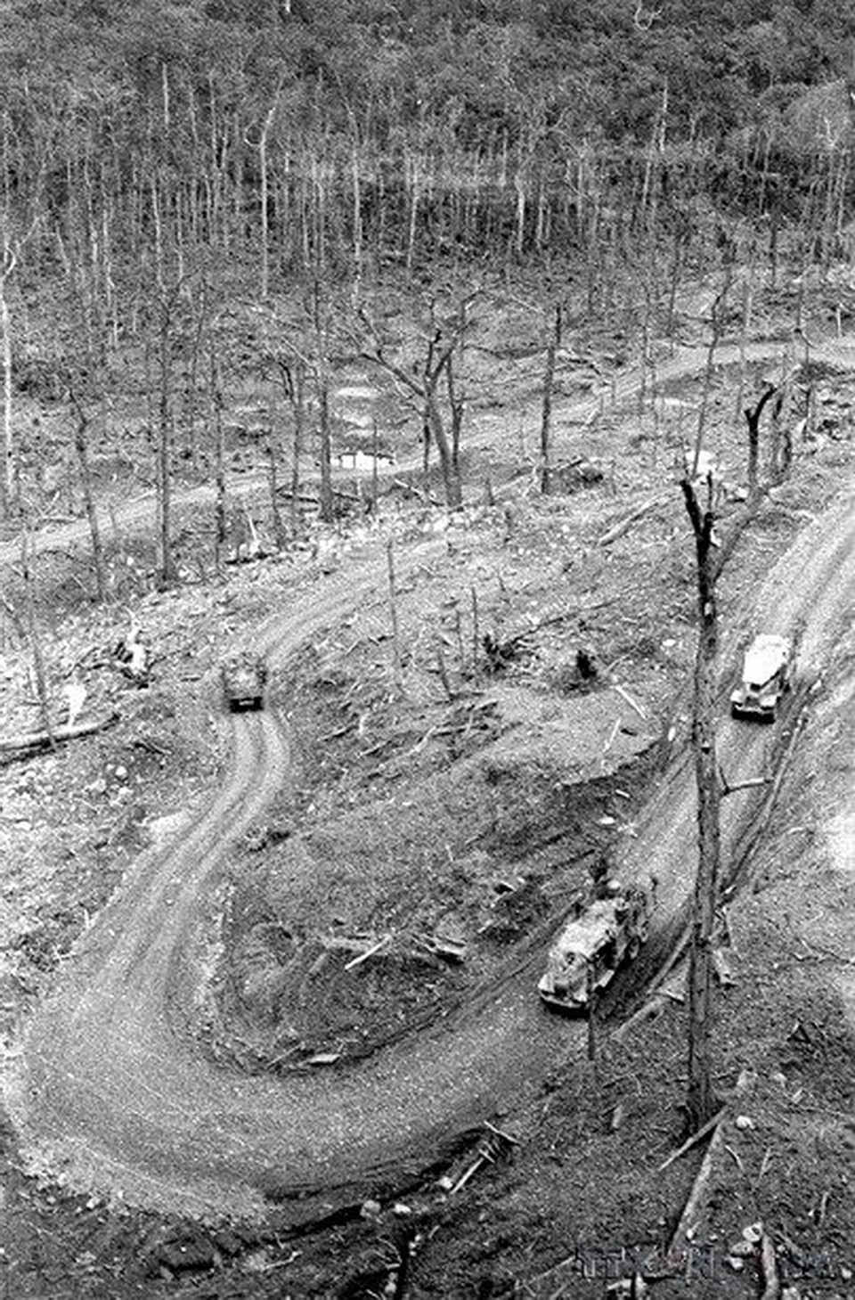 Bất chấp những ngăn chặn khốc liệt, tàn bạo, bằng nhiều lực lượng, nhiều thủ đoạn, nhiều loại phương tiện chiến tranh và vũ khí hiện đại nhất lúc bấy giờ của Mỹ, tuyến vận tải chiến lược Trường Sơn vẫn không ngừng phát triển, đáp ứng sự chi viện to lớn, toàn diện, liên tục, mạnh mẽ của hậu phương lớn miền Bắc cho tiền tuyến lớn miền Nam (1969). (Ảnh: Văn Sắc/TTXVN)