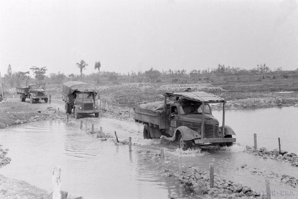 Trong 16 năm (1959-1975), bộ đội Trường Sơn đã cùng quân, dân các chiến trường từng bước xây dựng con đường thành một mạng lưới giao thông liên hoàn, vững chắc xuyên qua 21 tỉnh trên lãnh thổ 3 nước, với tổng chiều dài 20.000km đường ôtô, 60km đường sông, 1.400km đường ống dẫn dầu, 1.500km đường dây thông tin. Trong ảnh: Đại đội 7 (Bộ đội vận tải) đưa hàng ra tiền tuyến (1968). (Ảnh: Nghĩa Dũng/TTXVN)