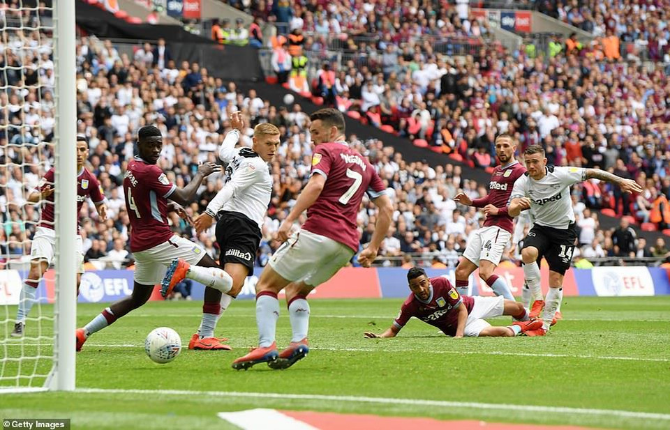 Nhưng những nỗ lực đó cũng chỉ được đền đáp bằng bàn thắng danh dự...