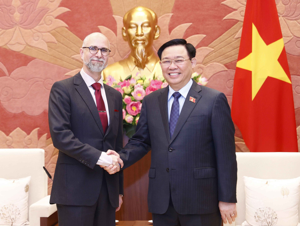 Chủ tịch Quốc hội Vương Đình Huệ tiếp Ngài Shawn Steil, Đại sứ Canada tại Việt Nam. (Ảnh: Doãn Tấn/TTXVN)