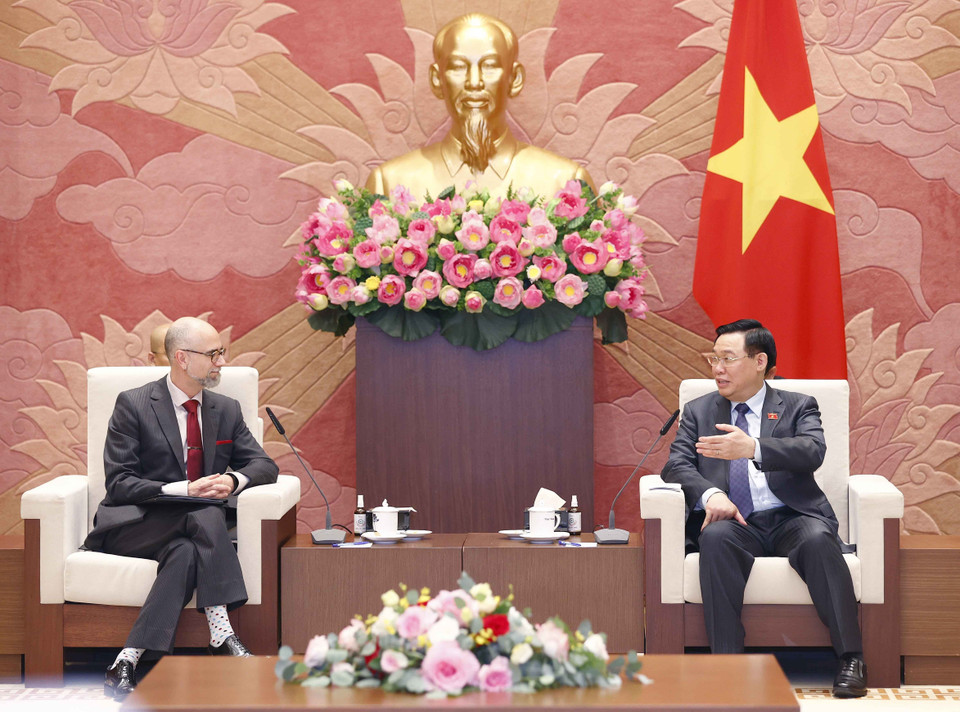 Chủ tịch Quốc hội Vương Đình Huệ tiếp Đại sứ Canada tại Việt Nam. (Ảnh: Doãn Tấn/TTXVN)