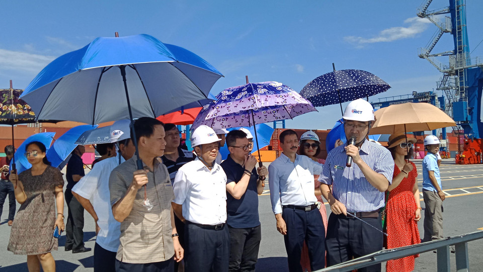 Đoàn đại biểu Thông tấn xã Việt Nam thăm và làm việc tại Cảng container quốc tế Hải Phòng. (Ảnh: Hùng Võ/Vietnam+)