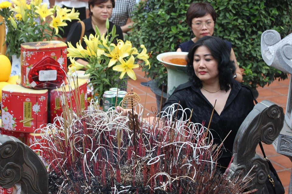 Nhà báo, nhà thơ Đoàn Ngọc Thu-Phó Tổng biên tập Báo Điện tử VietnamPlus thắp hương tại Khu di tích Bạch Đằng Giang. (Ảnh: Hùng Võ/Vietnam+)