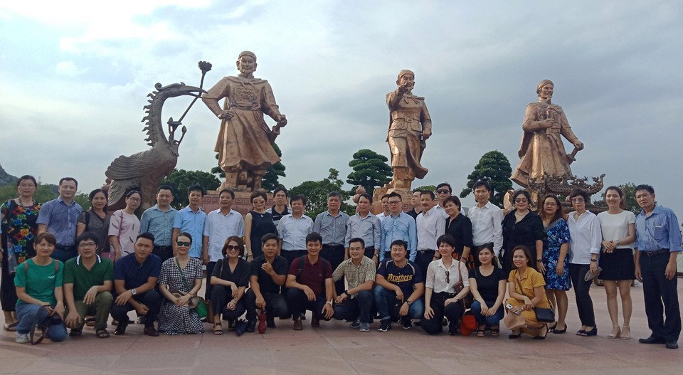 Đoàn đại biểu TTXVN chụp ảnh lưu niệm tại khu vực tượng vua Ngô Quyền, vua Lê Đại Hành và đại vương Trần Hưng Đạo mới dựng bên sông Bạch Đằng. (Ảnh: Hùng Võ/Vietnam+)