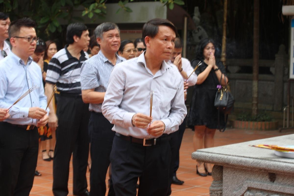 Ủy viên Trung ương Đảng, Bí thư Đảng ủy, Tổng giám đốc TTXVN Nguyễn Đức Lợi thắp hương tại Khu di tích Bạch Đằng Giang. (Ảnh: Hùng Võ/Vietnam+)