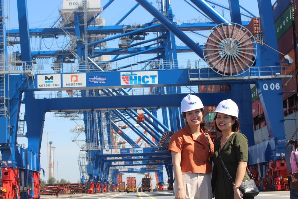 Thành viên đoàn đoàn đại biểu tranh thủ chụp ảnh kỷ niệm tại Cảng container quốc tế Hải Phòng. (Ảnh: Hùng Võ/Vietnam+)