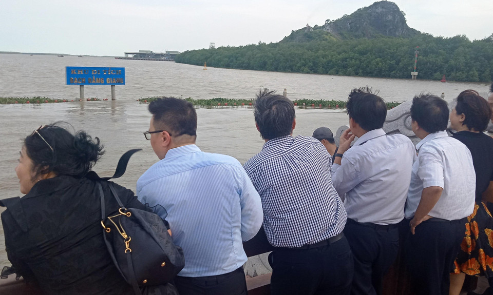 Đoàn đại biểu ngắm sông Bạch Đằng, nơi ghi dấu các trận thủy chiến lớn trong lịch sử dân tộc, gắn liền với Đức vương Ngô Quyền, Lê Hoàn và Hưng Đạo đại vương Trần Quốc Tuấn. (Ảnh: Hùng Võ/Vietnam+)