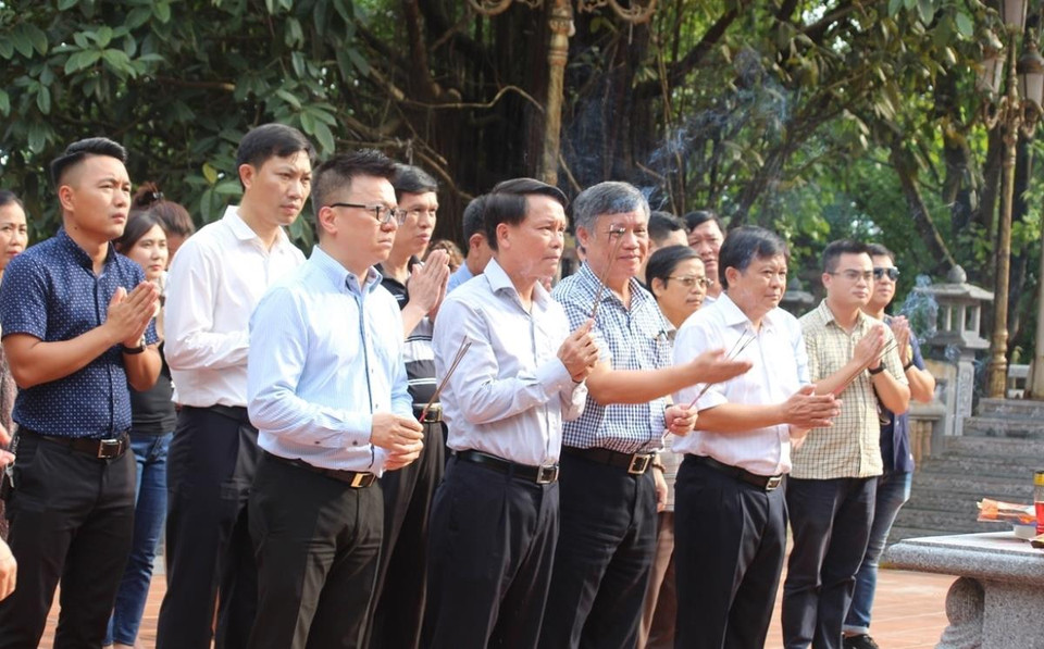 Đoàn đại biểu Thông tấn xã Việt Nam cùng lãnh đạo Thành ủy Hải phòng dâng hương tại Khu di tích Bạch Đằng Giang. (Ảnh: Hùng Võ/Vietnam+)