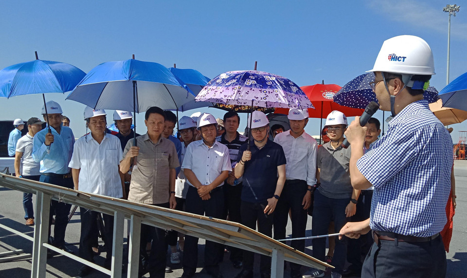 Đoàn đại biểu Thông tấn xã Việt Nam thăm và làm việc tại Cảng container quốc tế Hải Phòng. (Ảnh: Hùng Võ/Vietnam+)