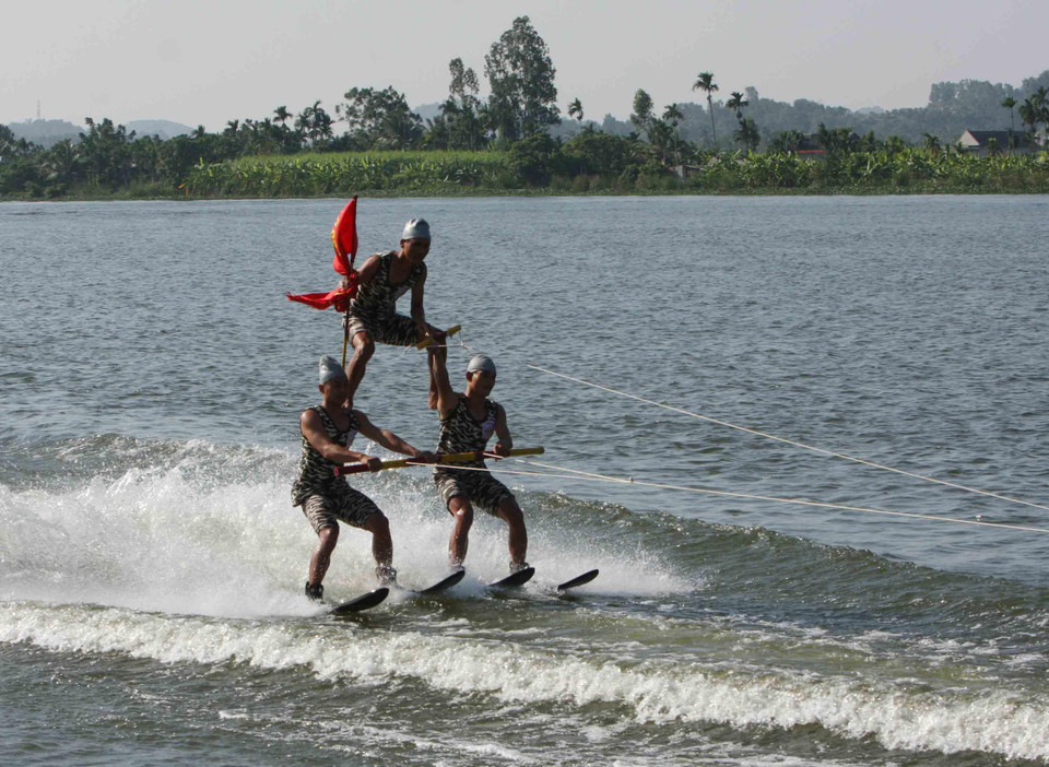 Đặc công hải quân huấn luyện sát thực tế chiến trường, vừa huấn luyện, vừa kiểm nghiệm, bổ sung phương án tác chiến. (Ảnh: Trọng Đức/TTXVN)