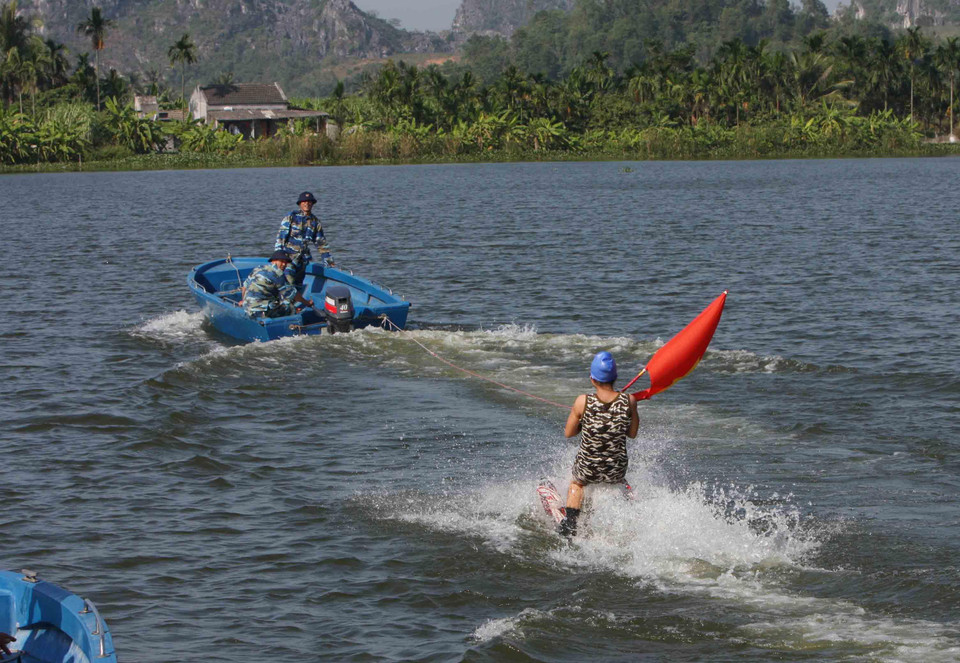 Huấn luyện đạt đến trình độ đặc biệt tinh nhuệ trên chiến trường sông, biển, bộ đội Đặc công hải quân phải: 'Bơi lặn giỏi, võ giỏi, bắn giỏi, tác chiến giỏi, giỏi chịu đựng khó khăn gian khổ, giỏi chấp hành kỷ luật'. (Ảnh: Trọng Đức/TTXVN)