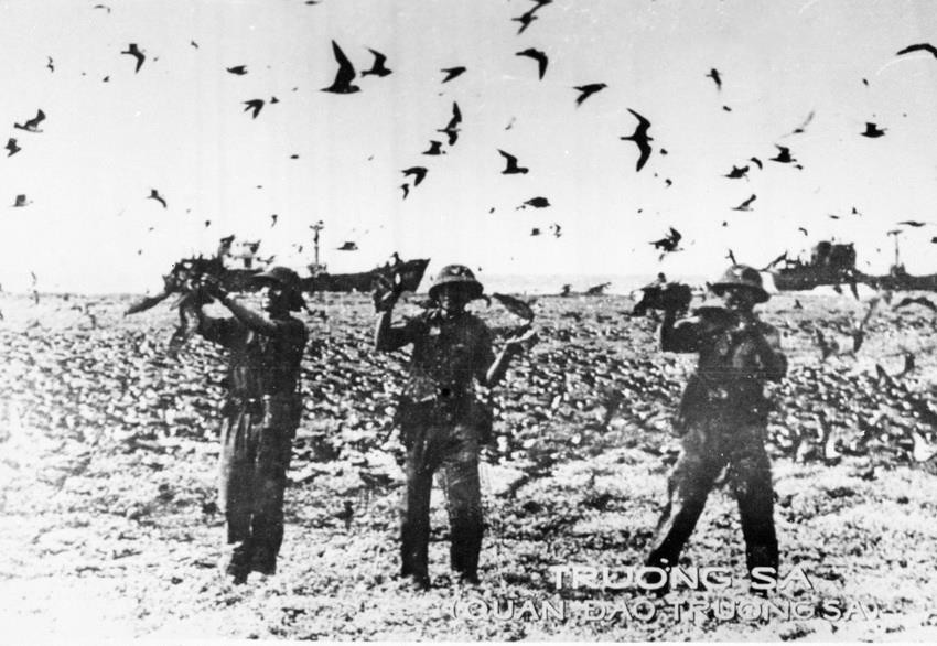 Ngày 13/4/1966, Bộ Quốc phòng quyết định thành lập Đoàn Huấn luyện trinh sát Đặc công Hải quân 126 (nay là Lữ đoàn Đặc công 126 Hải quân) trực thuộc Quân chủng Hải quân, mở ra một thời kỳ chiến đấu huy hoàng của Hải quân nhân dân Việt Nam. Trong ảnh: Bộ đội Đặc công hải quân Đoàn 126 trên đảo Trường Sa được giải phóng, ngày 29/4/1975. (Ảnh: TTXVN phát)