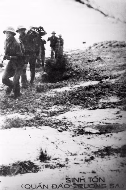 Từ 14-29/4/1975, Đoàn đặc công hải quân 126 (tiền thân của Lữ đoàn Đặc công 126 Hải quân ngày nay) đã giải phóng hầu hết các đảo trong quần đảo Trường Sa, góp phần quan trọng vào thắng lợi trọn vẹn của công cuộc giải phóng hoàn toàn miền Nam, thống nhất Tổ quốc. Trong ảnh: Lực lượng Đặc công hải quân Đoàn 126 giải phóng đảo Sinh Tồn thuộc quần đảo Trường Sa, ngày 28/4/1975. (Ảnh: TTXVN phát)