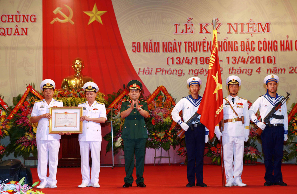 Trung tướng Lê Chiêm, Ủy viên Trung ương Đảng, Thứ trưởng Bộ Quốc phòng trao Huân chương Bảo vệ Tổ quốc hạng Nhất cho lực lượng Đặc công hải quân, tại Lễ kỷ niệm 50 năm Ngày truyền thống Đặc công hải quân (13/4/1966-13/4/2016), sáng 12/4/2016, tại Hải Phòng. (Ảnh: Lâm Khánh/TTXVN)