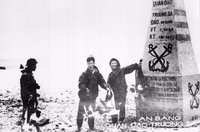 Từ 14-29/4/1975, Đoàn đặc công hải quân 126 (tiền thân của Lữ đoàn Đặc công 126 Hải quân ngày nay) đã giải phóng hầu hết các đảo trong quần đảo Trường Sa, góp phần quan trọng vào thắng lợi trọn vẹn của công cuộc giải phóng hoàn toàn miền Nam, thống nhất Tổ quốc. Trong ảnh: Bộ đội Đặc công hải quân Đoàn 126 giải phóng đảo An Bang thuộc quần đảo Trường Sa, ngày 28/4/1975. (Ảnh: TTXVN phát)