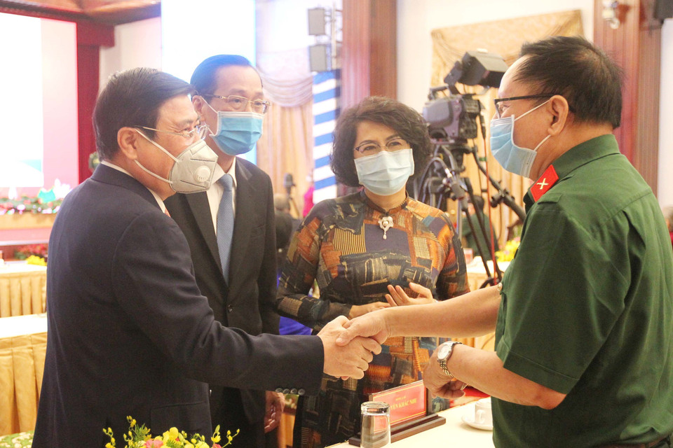 Chủ tịch UBND TP. Hồ Chí Minh Nguyễn Thành Phong với các đại biểu dự lễ kỷ niệm 45 năm Ngày Giải phóng miền Nam, thống nhất đất nước (30/4/1975-30/4/2020). (Ảnh: Thanh Vũ/TTXVN)