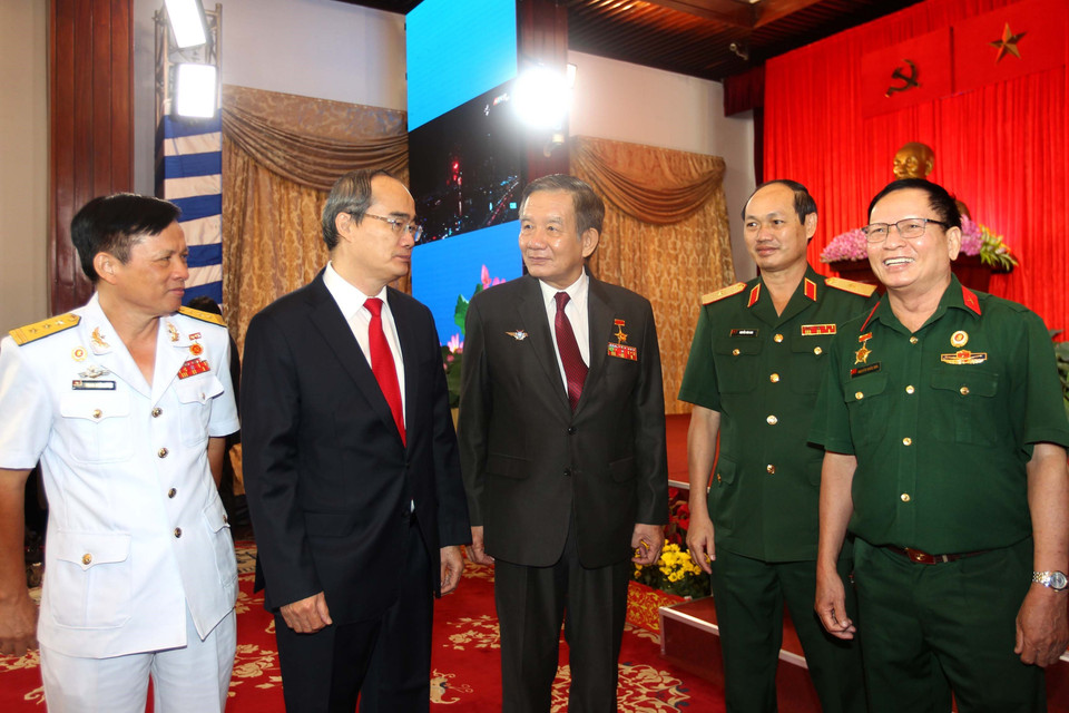 Bí thư Thành ủy Thành phố Hồ Chí Minh Nguyễn Thiện Nhân với các đồng chí lãnh đạo thành phố, lực lượng vũ trang tại lễ kỷ niệm 45 năm Ngày Giải phóng miền Nam, thống nhất đất nước (30/4/1975-30/4/2020). (Ảnh: Thanh Vũ/TTXVN)