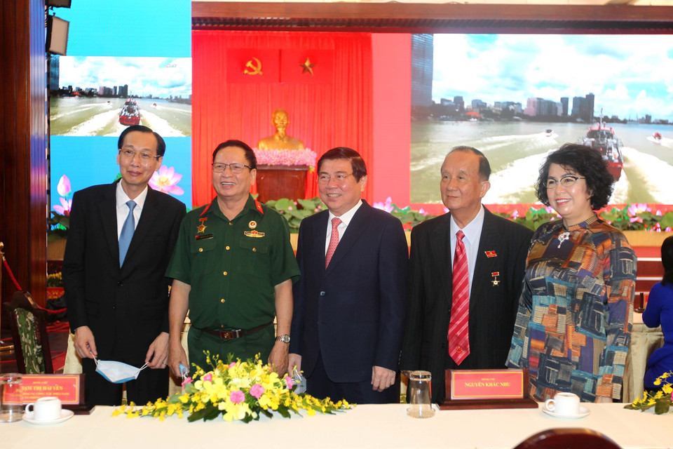 Chủ tịch UBND Tp. Hồ Chí Minh Nguyễn Thành Phong với các đại biểu dự lễ kỷ niệm 45 năm Ngày Giải phóng miền Nam, thống nhất đất nước (30/4/1975-30/4/2020). (Ảnh: Thanh Vũ/TTXVN)