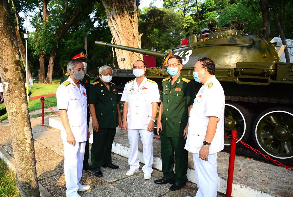 Các nhân chứng lịch sử ôn lại thời khắc hào hùng ngày 30/4/1975. (Ảnh: Trần Xuân Tình/TTXVN)