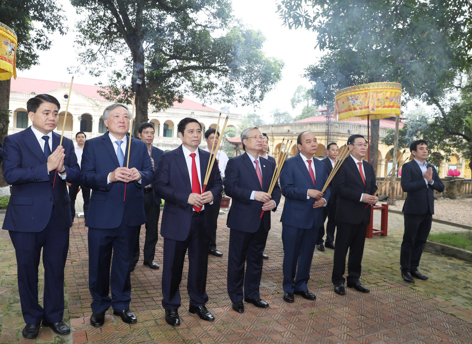  Thủ tướng Nguyễn Xuân Phúc và các đồng chí lãnh đạo Đảng, Nhà nước dâng hương tại Điện Kính Thiên, Hoàng thành Thăng Long.(Ảnh: Thống Nhất/TTXVN)