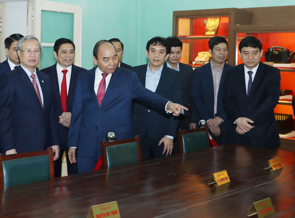 Thủ tướng Nguyễn Xuân Phúc và các đồng chí lãnh đạo Đảng, Nhà nước tham quan nhà D67 trong Khu di tích Hoàng thành Thăng Long. (Ảnh: Thống Nhất/TTXVN)