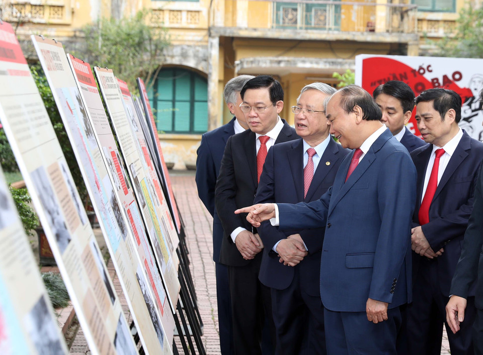 Thủ tướng Nguyễn Xuân Phúc và các đồng chí lãnh đạo Đảng, Nhà nước tham quan không gian trưng bày kỷ niệm 45 năm Giải phóng miền Nam tại Khu di tích Hoàng thành Thăng Long. (Ảnh: Thống Nhất/TTXVN)