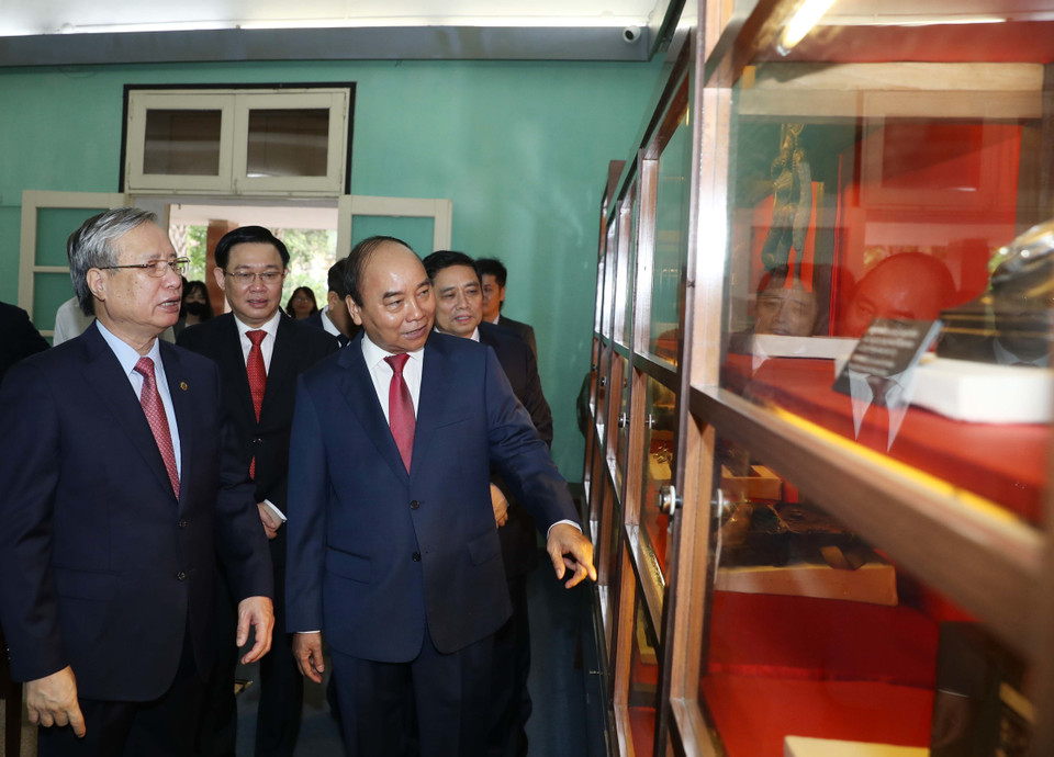 Thủ tướng Nguyễn Xuân Phúc và các đồng chí lãnh đạo Đảng, Nhà nước tham quan nhà D67 trong Khu di tích Hoàng Thành Thăng Long. (Ảnh: Thống Nhất/TTXVN)