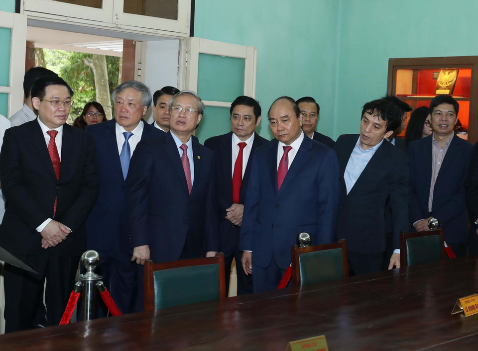 Thủ tướng Nguyễn Xuân Phúc và các đồng chí lãnh đạo Đảng, Nhà nước tham quan nhà D67 trong Khu di tích Hoàng Thành Thăng Long. (Ảnh: Thống Nhất/TTXVN)