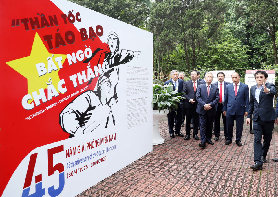 Thủ tướng Nguyễn Xuân Phúc và các đồng chí lãnh đạo Đảng, Nhà nước tham quan không gian trưng bày kỷ niệm 45 năm Giải phóng miền Nam tại Khu di tích Hoàng thành Thăng Long. (Ảnh: Thống Nhất/TTXVN)