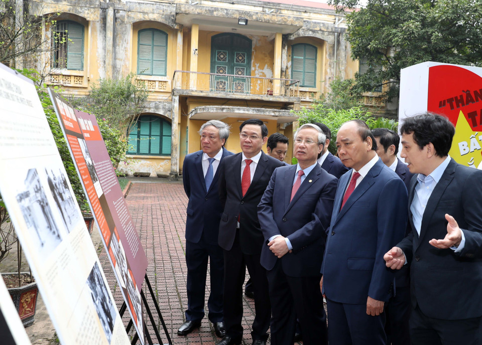 Thủ tướng Nguyễn Xuân Phúc và các đồng chí lãnh đạo Đảng, Nhà nước tham quan không gian trưng bày kỷ niệm 45 năm Giải phóng miền Nam tại Khu di tích Hoàng thành Thăng Long. (Ảnh: Thống Nhất/TTXVN)