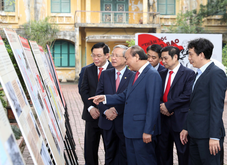 Thủ tướng Nguyễn Xuân Phúc và các đồng chí lãnh đạo Đảng, Nhà nước tham quan không gian trưng bày kỷ niệm 45 năm Giải phóng miền Nam tại Khu di tích Hoàng thành Thăng Long. (Ảnh: Thống Nhất/TTXVN)