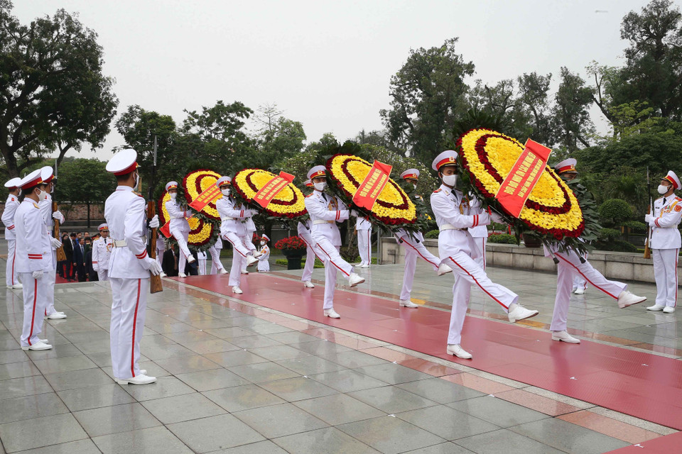 Lãnh đạo Đảng, Nhà nước đặt vòng hoa, dâng hương tưởng niệm các Anh hùng liệt sỹ. (Ảnh: Doãn Tấn/TTXVN)