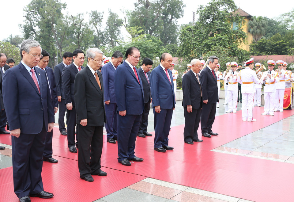 Lãnh đạo Đảng, Nhà nước tưởng niệm các Anh hùng liệt sỹ. (Ảnh: Doãn Tấn/TTXVN)