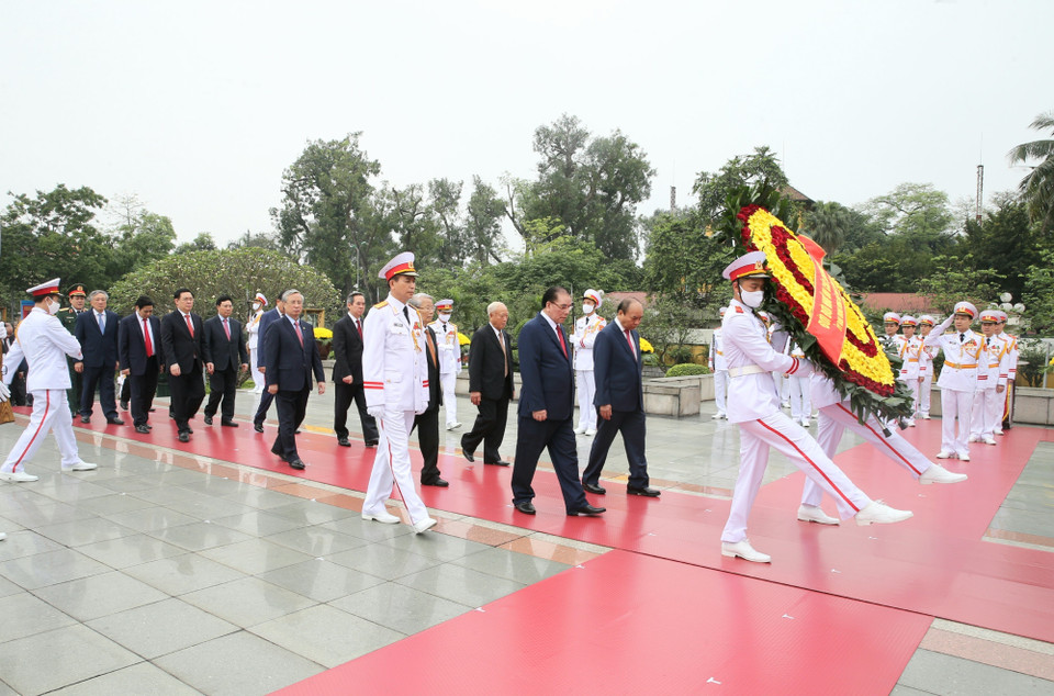 Lãnh đạo Đảng, Nhà nước đặt vòng hoa, dâng hương tưởng niệm các Anh hùng liệt sỹ. (Ảnh: Doãn Tấn/TTXVN)