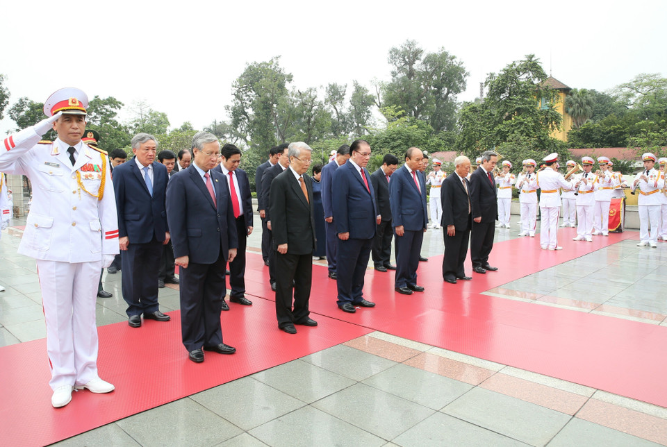Lãnh đạo Đảng, Nhà nước tưởng niệm các Anh hùng liệt sỹ. (Ảnh: Doãn Tấn/TTXVN)