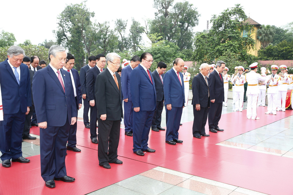 Lãnh đạo Đảng, Nhà nước tưởng niệm các Anh hùng liệt sỹ. (Ảnh: Doãn Tấn/TTXVN)