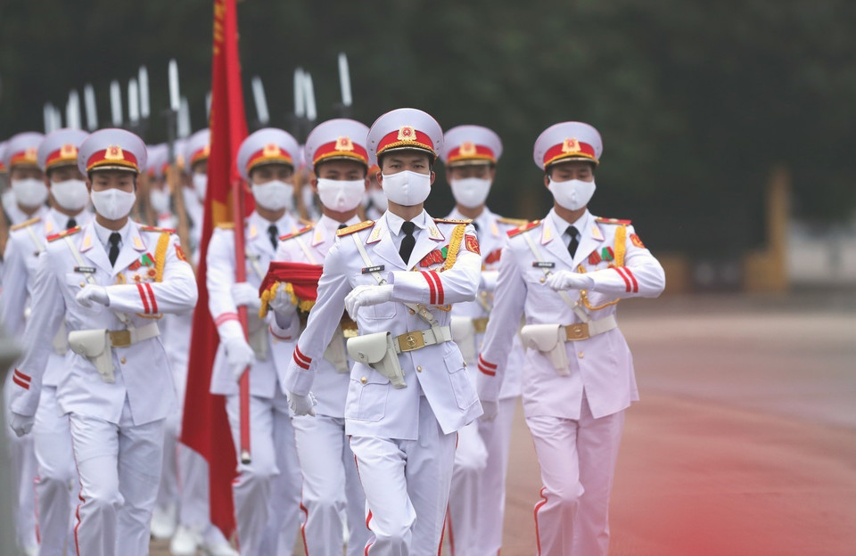 Đội hình thực hiện lễ thượng cờ. (Ảnh: Thành Đạt/TTXVN)