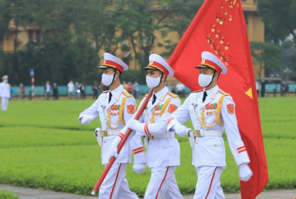 Dẫn đầu đoàn Thượng cờ là quân kỳ Quyết thắng.(Ảnh: Thành Đạt/TTXVN)