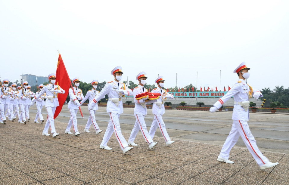 Đội hình thực hiện lễ thượng cờ, dẫn đầu là Quân kỳ Quyết thắng. (Ảnh: Thành Đạt/TTXVN)