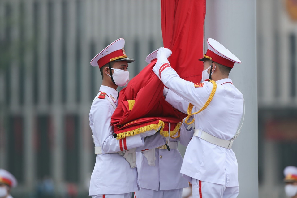 Các chiến sỹ thực hiện các nghi thức thượng cờ.(Ảnh: Thành Đạt/TTXVN)