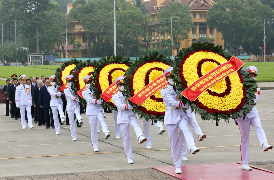  Đoàn đại biểu Lãnh đạo Đảng, Nhà nước đặt vòng hoa và vào Lăng viếng Chủ tịch Hồ Chí Minh. (Ảnh: Dương Giang/TTXVN)