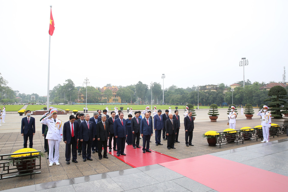 Đoàn đại biểu Lãnh đạo Đảng, Nhà nước đặt vòng hoa và vào Lăng viếng Chủ tịch Hồ Chí Minh. (Ảnh: Dương Giang/TTXVN)
