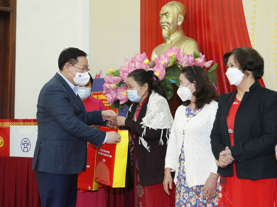 Chủ tịch Quốc hội Vương Đình Huệ tặng quà cho các gia đình tiêu biểu có nhiều thành tích trong xây dựng cộng đồng dân cư. (Ảnh: Doãn Tấn/TTXVN)