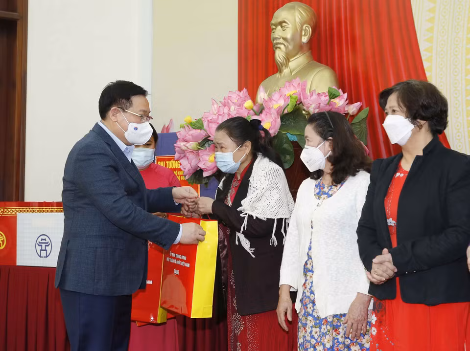 Chủ tịch Quốc hội Vương Đình Huệ tặng quà cho các gia đình tiêu biểu có nhiều thành tích trong xây dựng cộng đồng dân cư. (Ảnh: Doãn Tấn/TTXVN)