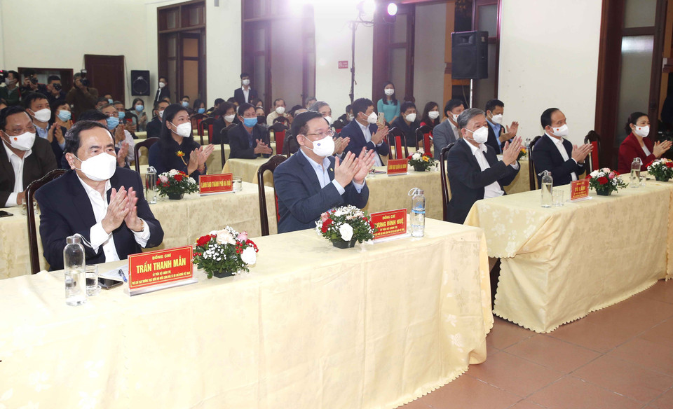 Chủ tịch Quốc hội Vương Đình Huệ và các đại biểu thực hiện nghi thức chào cờ. (Ảnh: Doãn Tấn/TTXVN)