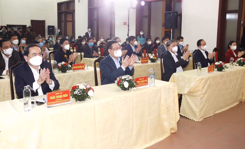 Chủ tịch Quốc hội Vương Đình Huệ và các đại biểu thực hiện nghi thức chào cờ. (Ảnh: Doãn Tấn/TTXVN)