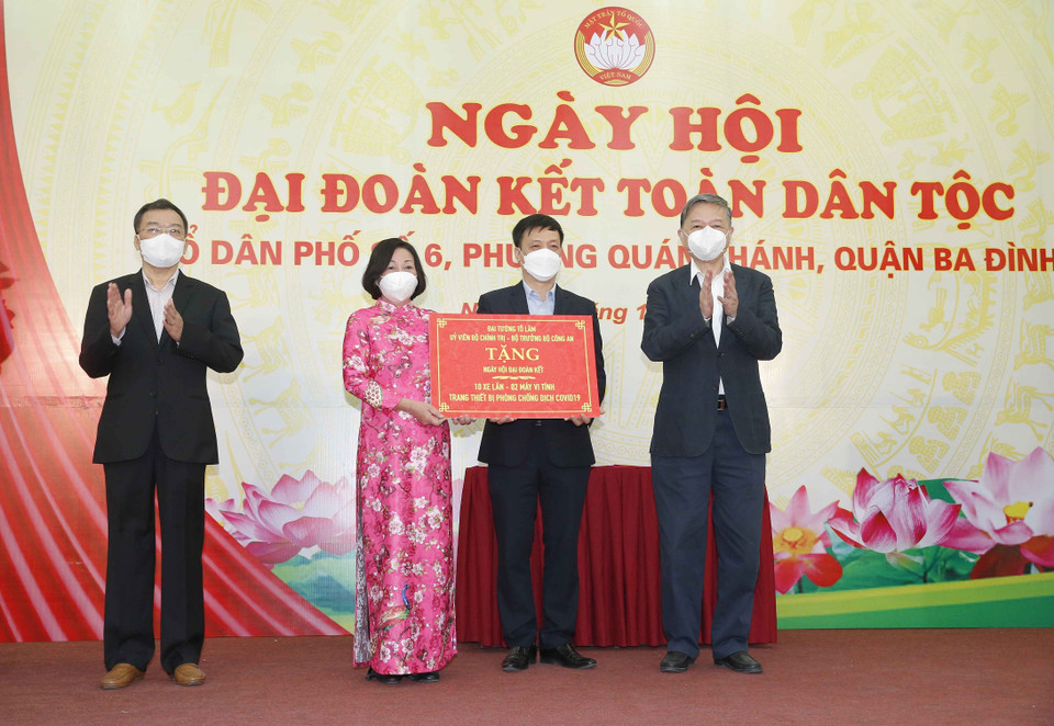 Đại tướng Tô Lâm, Uỷ viên Bộ Chính trị, Bộ trưởng Bộ Công an tặng trang thiết bị phòng, chống dịch COVID-19 cho Tổ dân phố số 6, phường Quán Thánh, quận Ba Đình, Hà Nội. Ảnh: Doãn Tấn – TTXVN