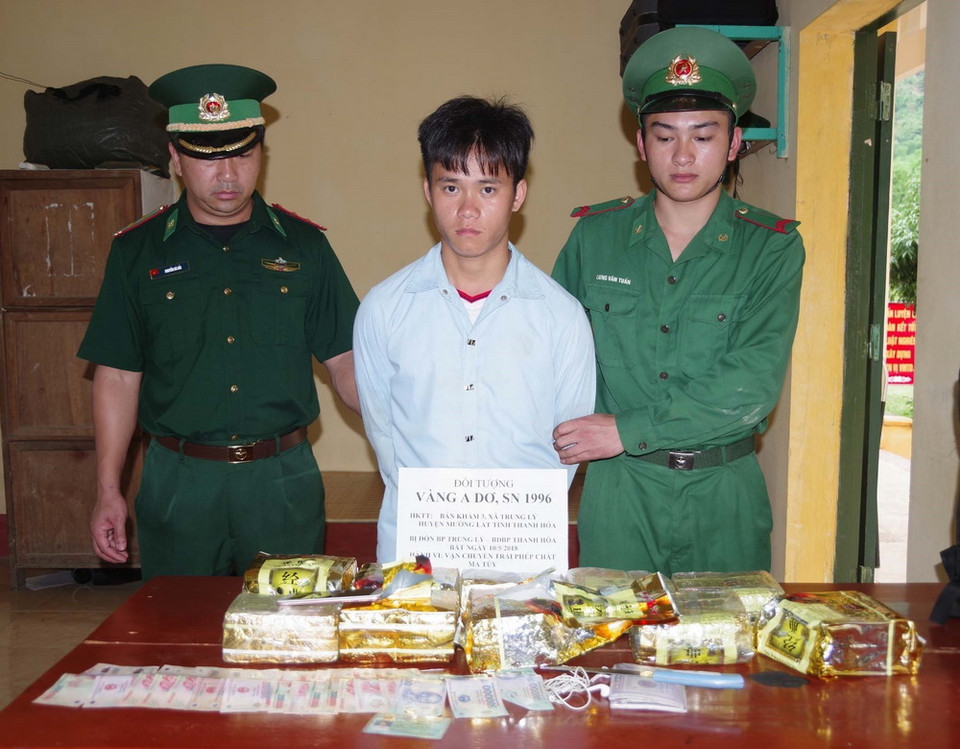 Ngày 10/5, Bộ đội Biên phòng tỉnh Thanh Hóa bắt giữ được đối tượng là Vàng A Dơ, thường trú tại bản Khằm 3, xã Trung Lý, huyện Mường Lát, tỉnh Thanh Hóa, đang vận chuyển 10kg ma túy đá. (Ảnh: Trịnh Duy Hưng/TTXVN)