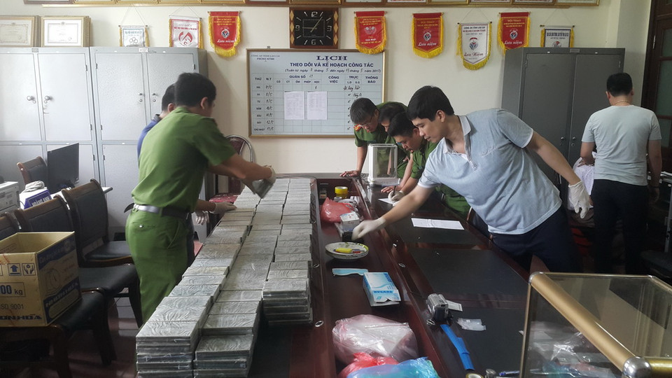  Ngày 12/5, lực lượng phòng chống ma túy Công an tỉnh Lào Cai bắt giữ 2 đối tượng, thu 329 bánh heroin trị giá trên 69 tỷ đồng. (Ảnh: Hương Thu/TTXVN)